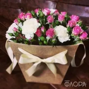 Кустовые розы и гвоздики в плайм-пакете